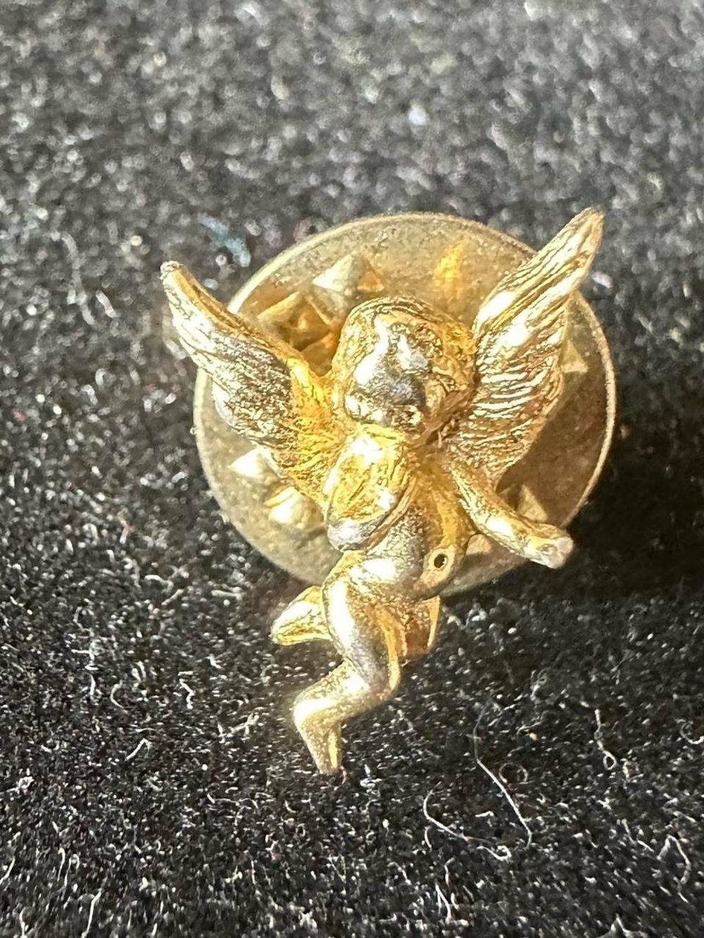 Vintage small cherub golden brooch pin.